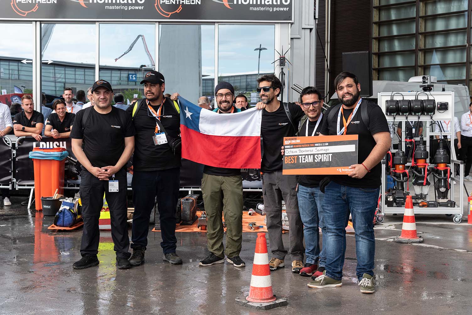 Ein Bild der Sieger des Preises für das „Team mit dem besten Teamgeist“ bei der Holmatro Rescue Challenge 2022: die Octava Bomberos Santiago 