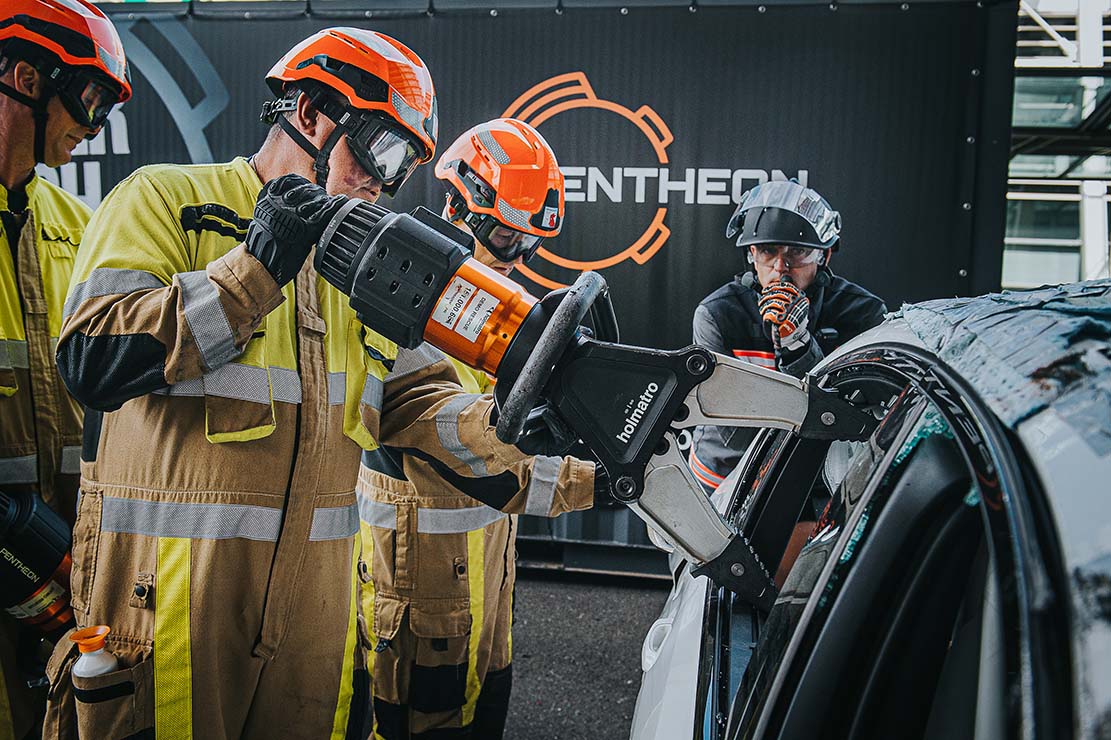一名消防员在 2022 年荷马特救援挑战赛的大师级别解救技术中使用 Pentheon 扩张器