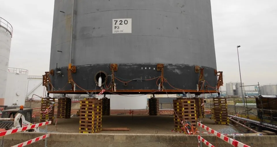 Holmatro Step Jacks in use