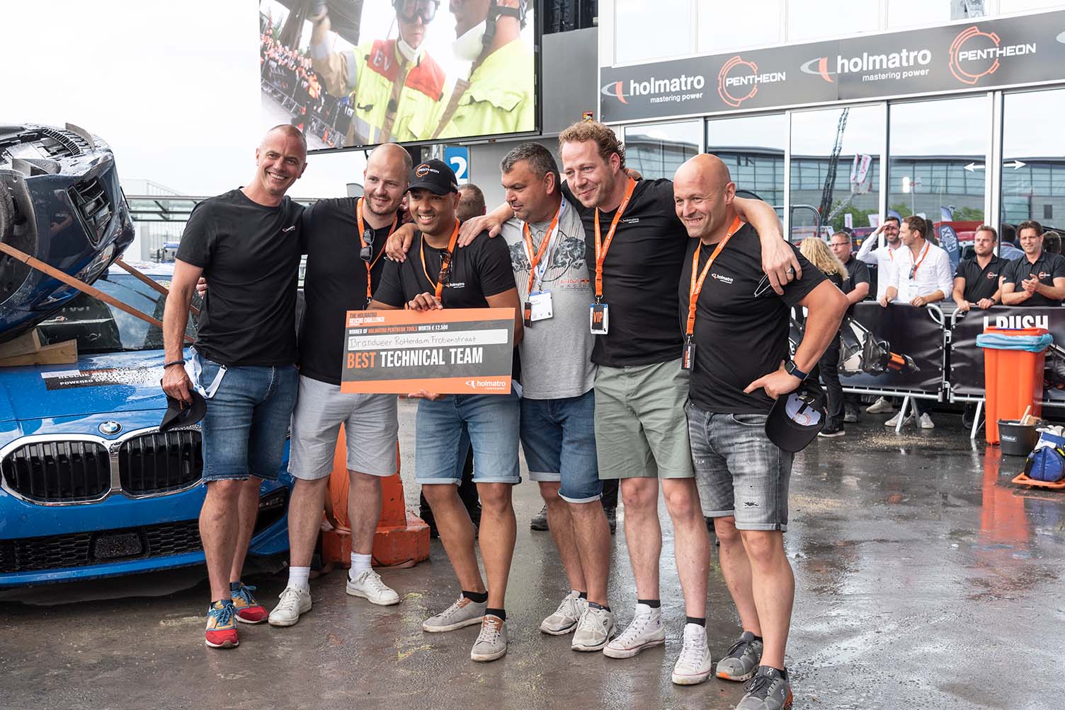 Uma fotografia de grupo com a melhor equipa técnica do Holmatro Rescue Challenge de 2022: Brandweer Rotterdam Frobenstraat