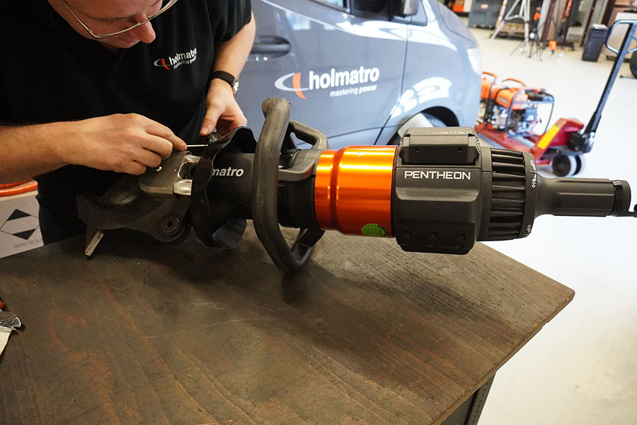 维护荷马特（Holmatro）电池供电的救援刀具